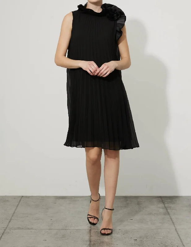 Best Bargains Pleated A-Line Dress in Black